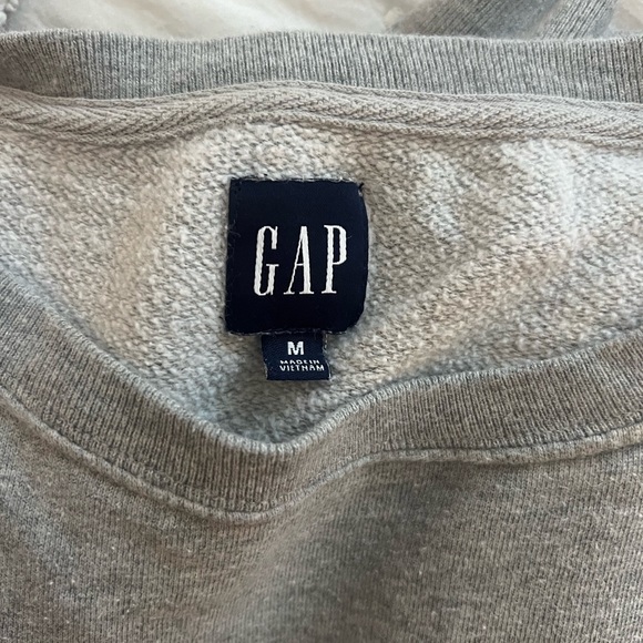 Grey Gap Crewneck - Picture 4 of 4